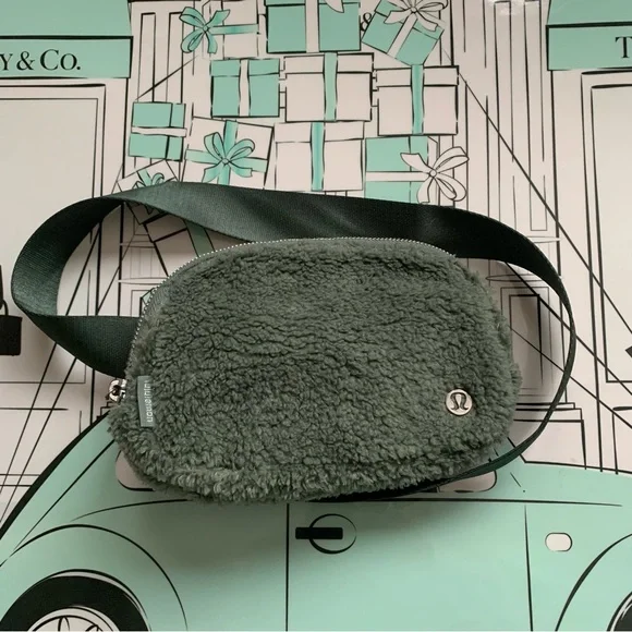 Lululemon Sage Green Sherpa Everywhere Belt Bag - Picture 3 of 7